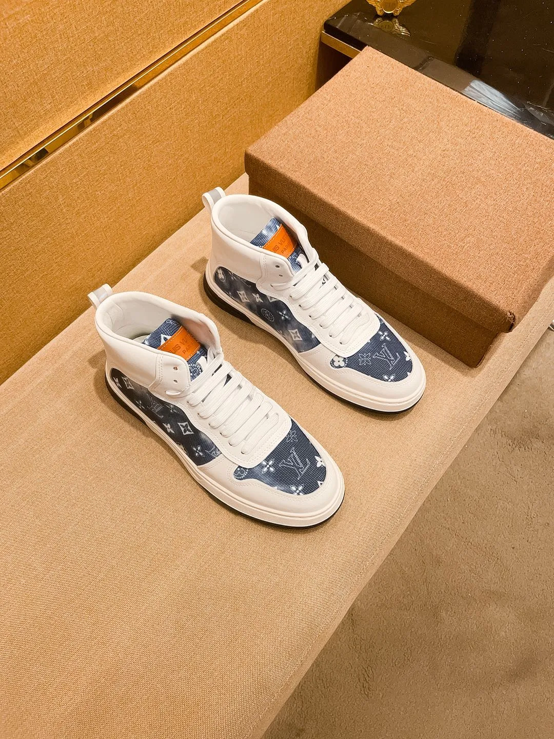 Men's shoes 💰 440💰【 LV 】🔥 Louis Vuitton, high-end men's shoes brand, official website 1:1 latest masterpiece: the upper is made of first-layer cowhide imported from Italy with a comfortable and breathable lining➕original non-slip and wear-resistant outsole🔥, making walking more convenient and comfortable! An exclusive new model, a stunning work, a beautiful 1:1 replica [color] compared to the official quality! Create a fashionable personality to set off your uniqueness! A must-have for trendy men! Classic🔥Size: 38-44 Color: 🔥Multiple colors available🔥